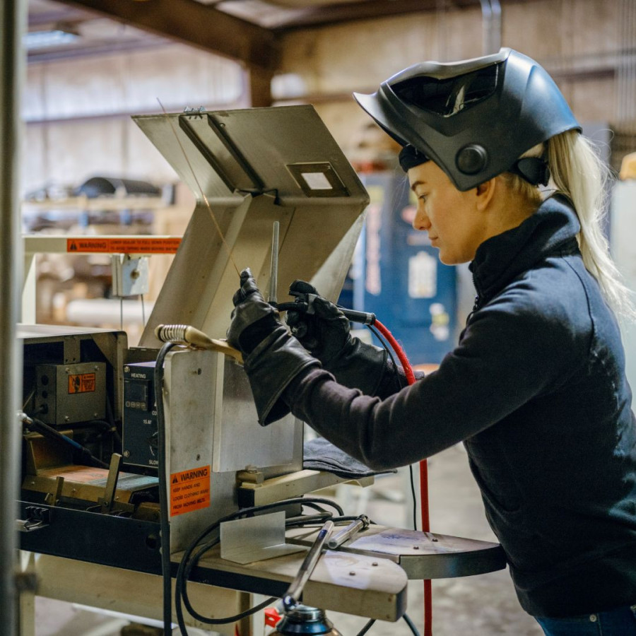 Quelques pistes de solutions pour maintenir les postes des femmes en usine !
