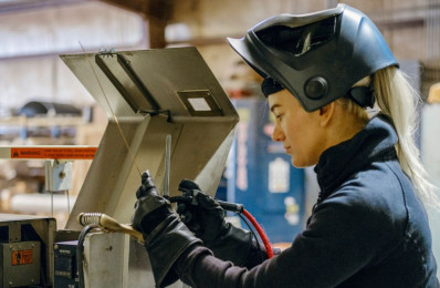 Quelques pistes de solutions pour maintenir les postes des femmes en usine !